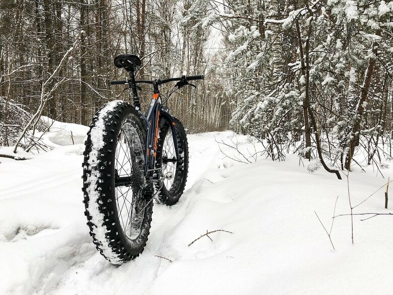 Зима какие велосипеды. Зимний велосипед. Велосипед для зимы. Зимние колеса на велосипед. Езда на велосипеде зимой.