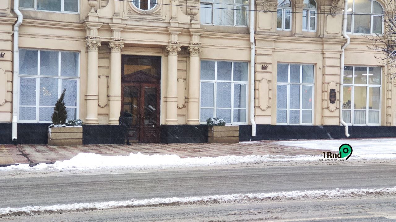 Снег возле мэрии Ростова отчистили до плитки
