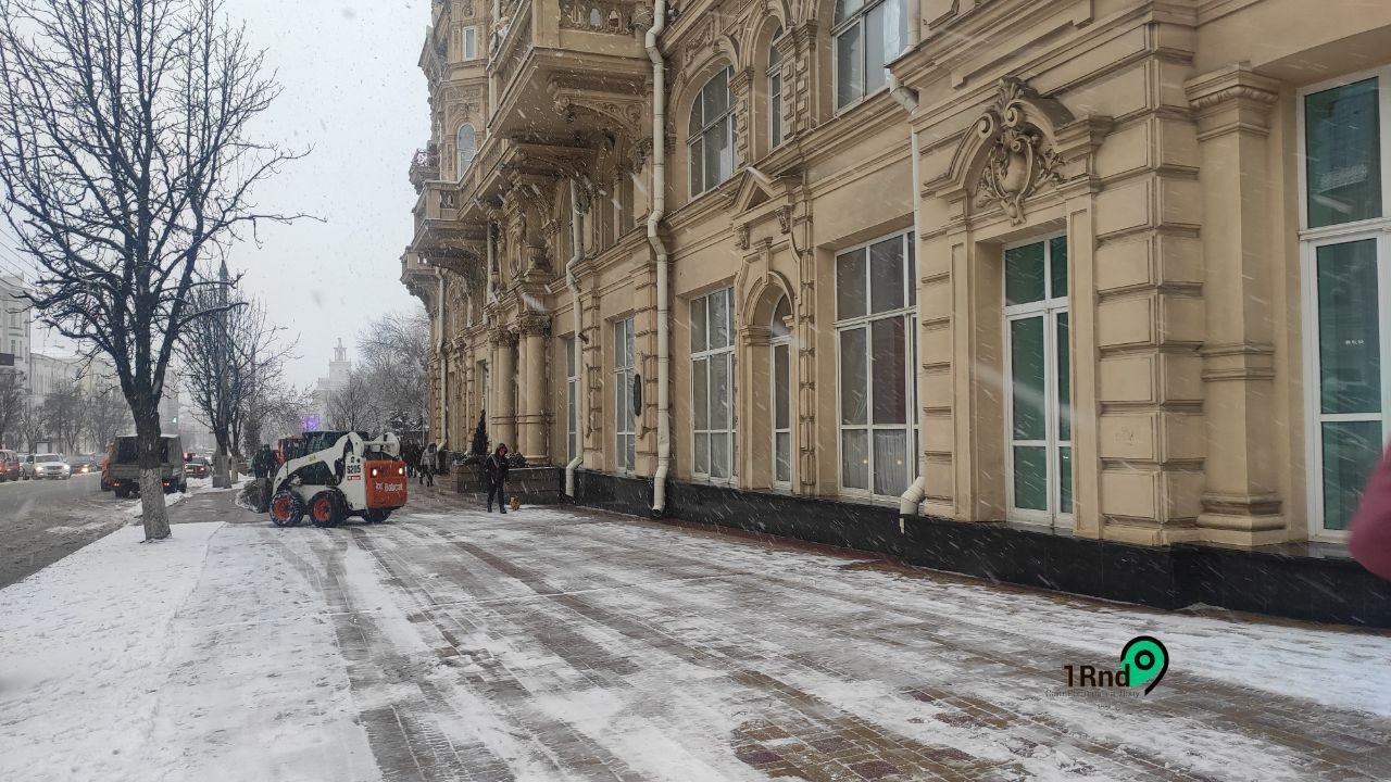 Снег возле мэрии Ростова отчистили до плитки