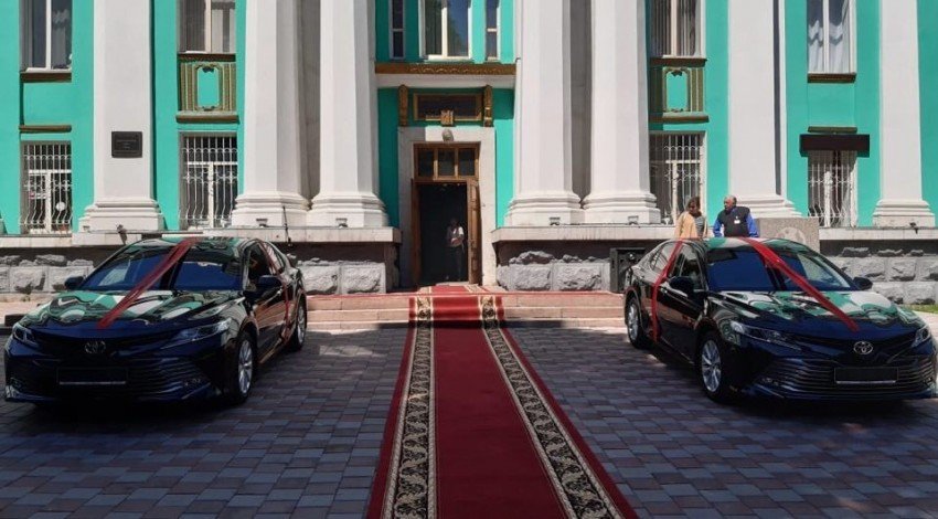 Две Toyota Camry подарил Токаев Союзу писателей за поддержку его на... Две Toyota Camry подарил Токаев Союзу писателей за поддержку его на выборах