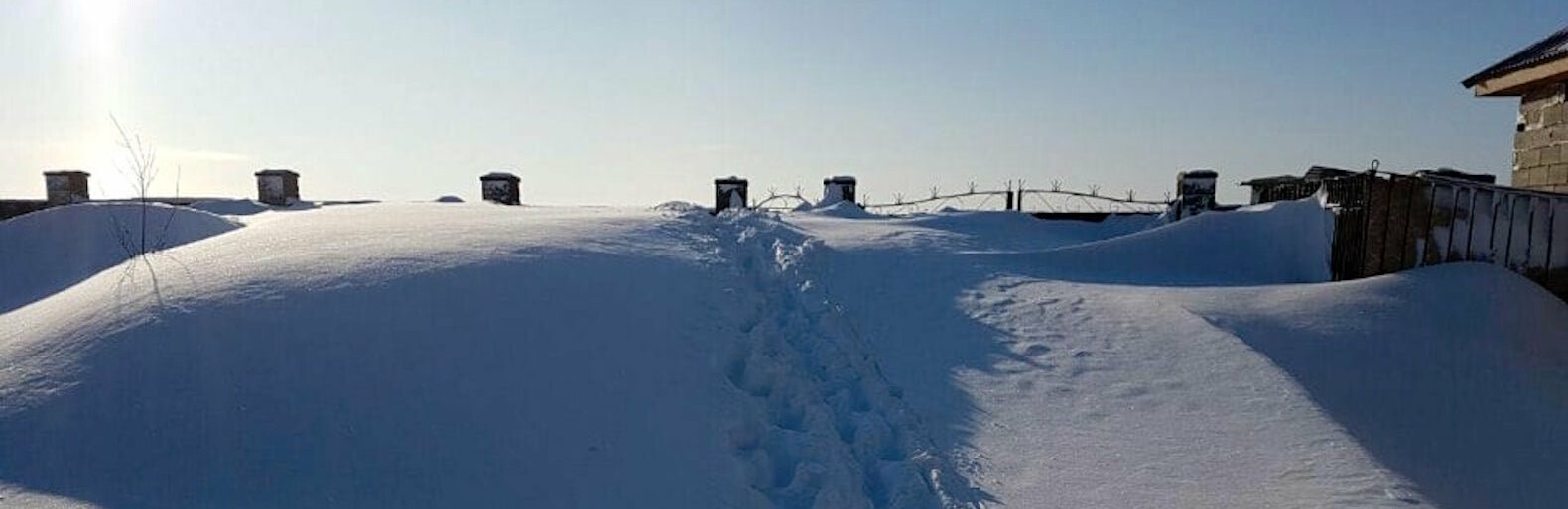 Заметает до уровня крыши: жители поселка под Нур-Султаном просят защитить  их от снега | Новости